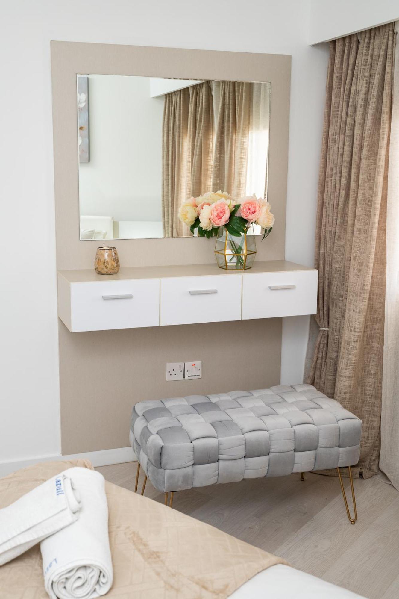 Lazuli Beach & Pool Apartment 501 Larnaca Esterno foto