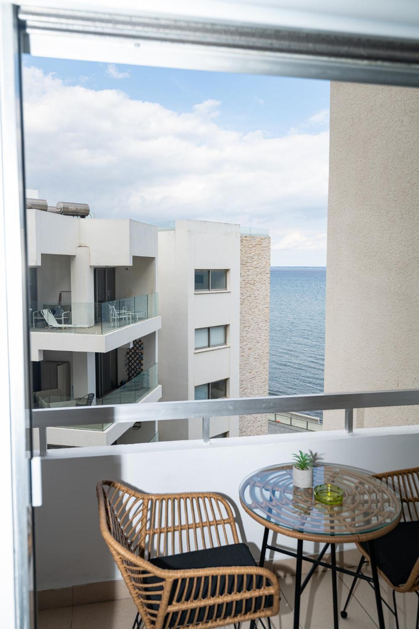 Lazuli Beach & Pool Apartment 501 Larnaca Esterno foto